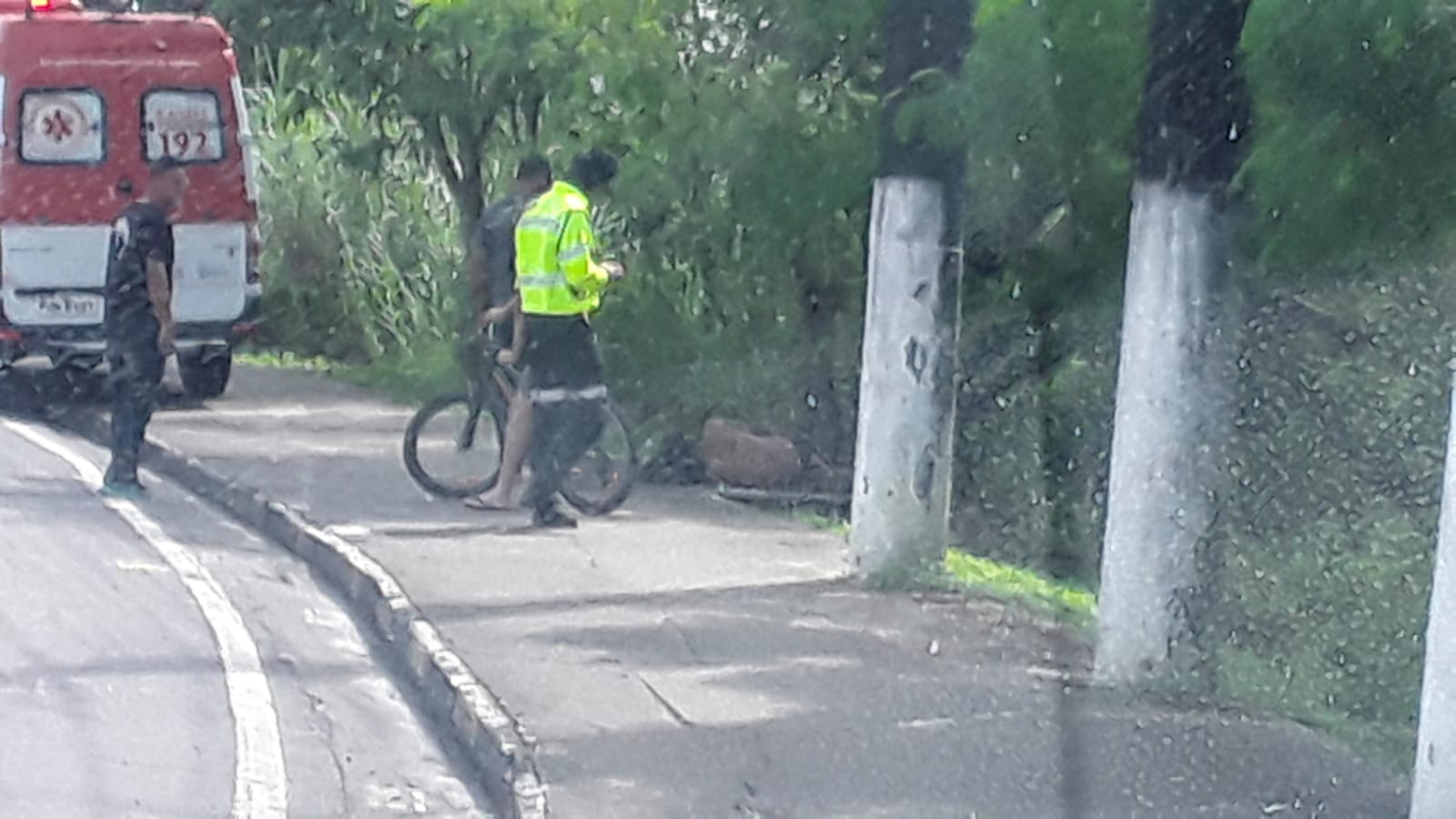 Homem leva choque elétrico ao tentar furtar cabos de energia em Manaus