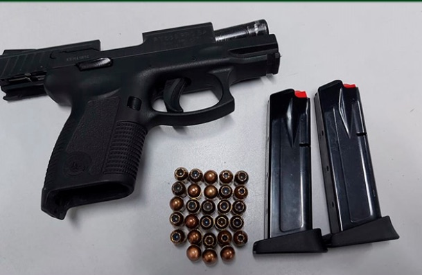 Homem é preso com arma escondida no porta-luvas de carro em Manaus