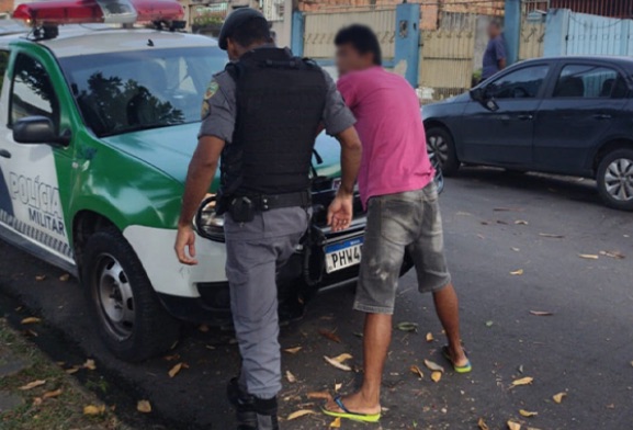 Foragido da justiça é preso passeando em beco de Manaus