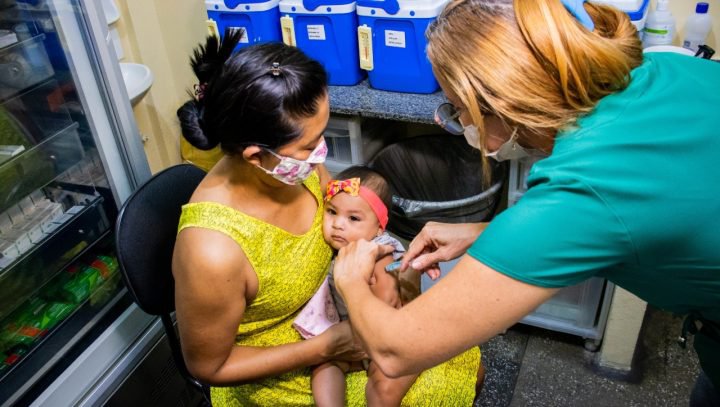 Mais de 22 mil bebês estão com vacinação atrasada em Manaus