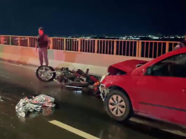 Homem morre atropelado por carro ao empurrar própria moto em Manaus