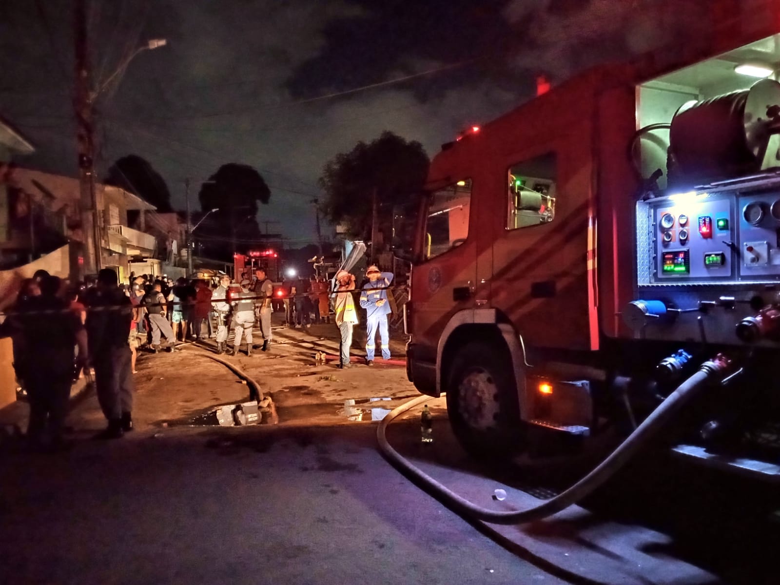 Bombeiros usam 40 mil litros de água para conter incêndio em Manaus