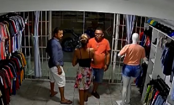 Casal disfarçado de cliente furta loja de roupas em Manaus; homem é preso