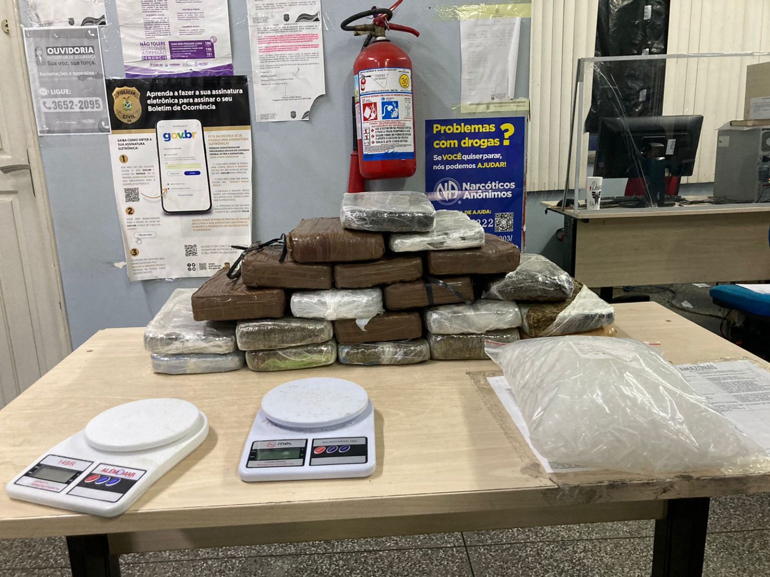 Polícia apreende 22kg de drogas escondidas em casa em Manaus