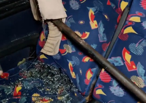 Homem tem ataque de fúria e destrói janelas de micro-ônibus em Manaus