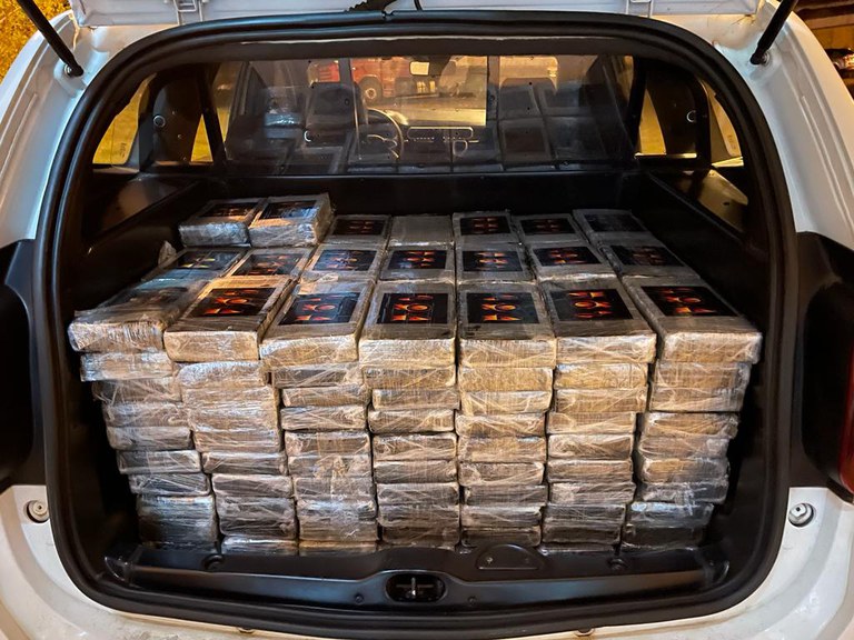 Motorista é preso ao transportar 230 kg de drogas em fundo falso de trailer