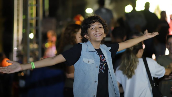Ex-The Voice Kids, David Lucas contagia plateia no Passo a Paço 
