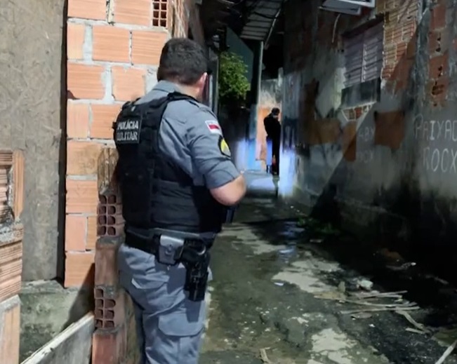 Criminosos invadem beco e matam homem a tiros em Manaus