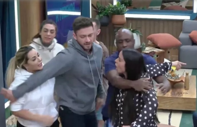 Kerline defende Tiago e discute com Deolane após festa em A Fazenda