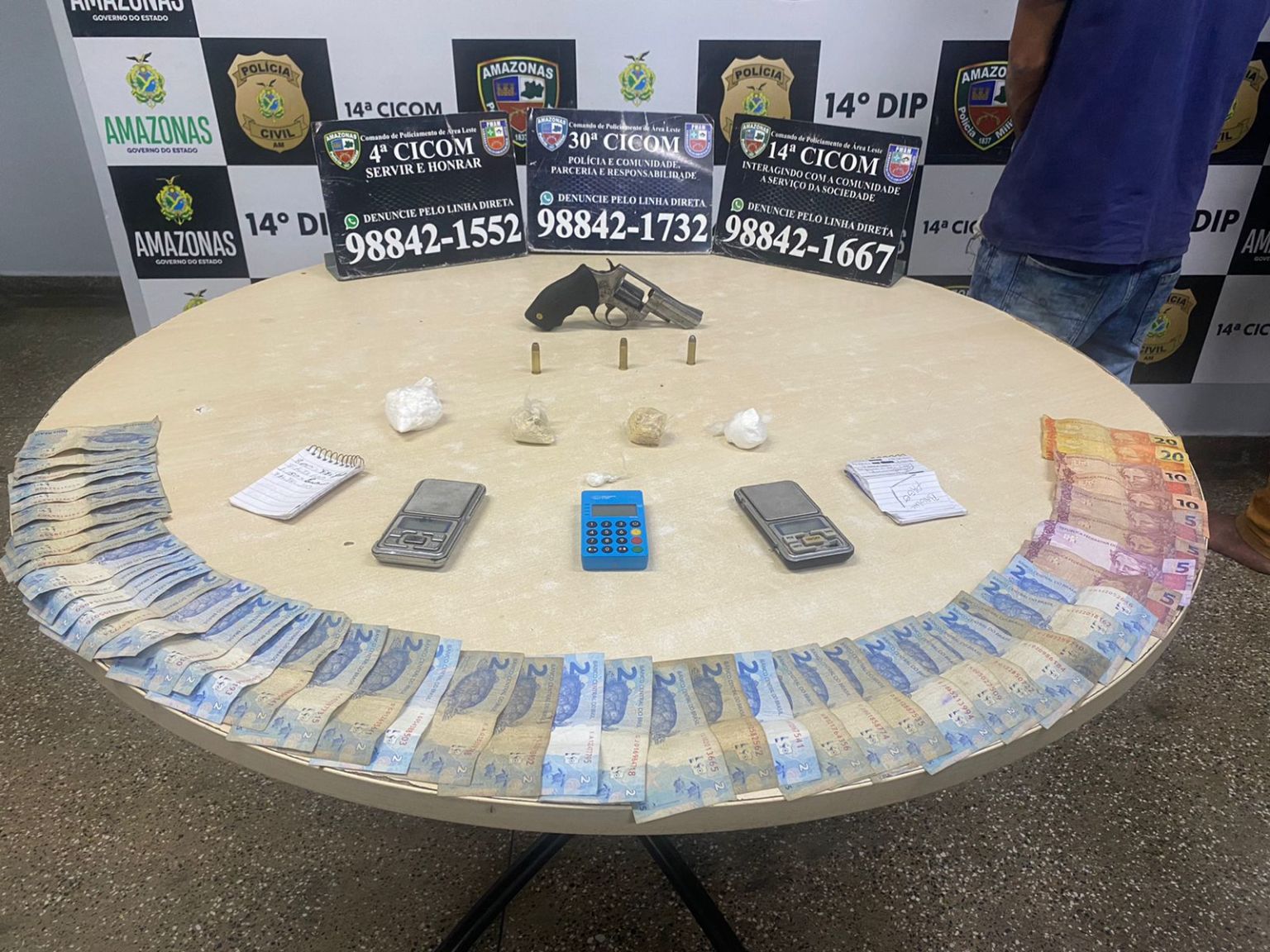 Dupla suspeita de vender drogas em invasão é presa em Manaus