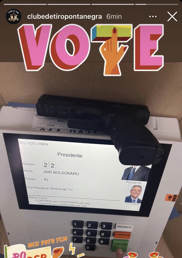 Clube de tiro de Manaus posta foto com arma na urna ao votar em Bolsonaro