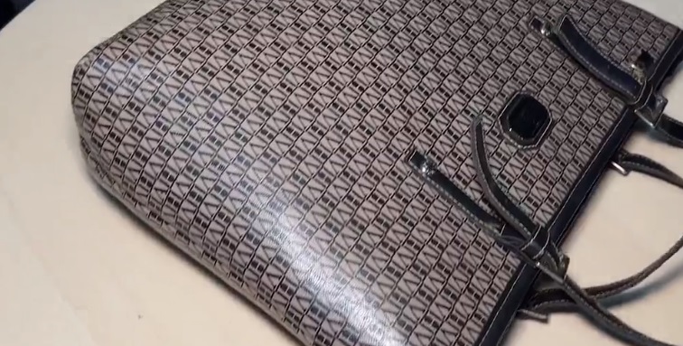 Criminoso é espancado após cometer assalto em parada de ônibus em Manaus