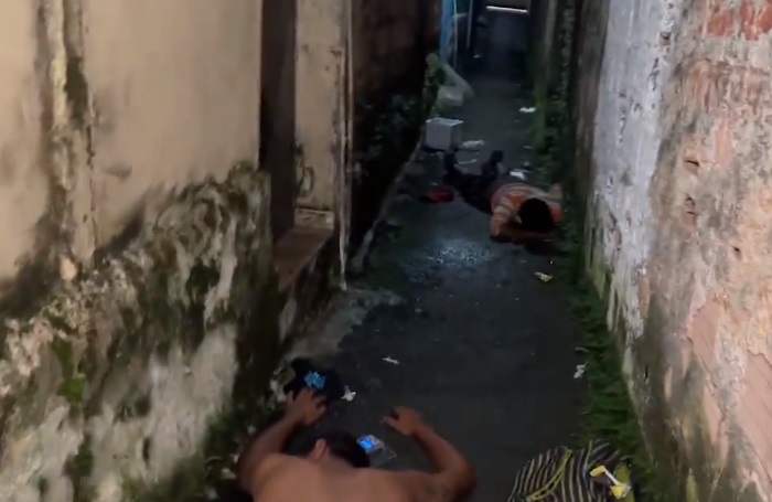 Polícia invade beco e prende homem com drogas em Manaus