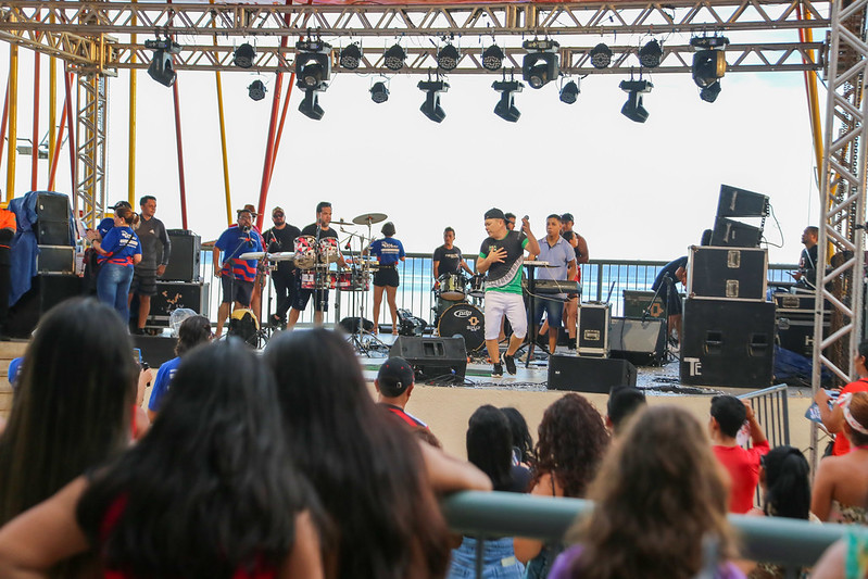 Multidão lota Casa de Praia em festa do Dia das Mães em Manaus