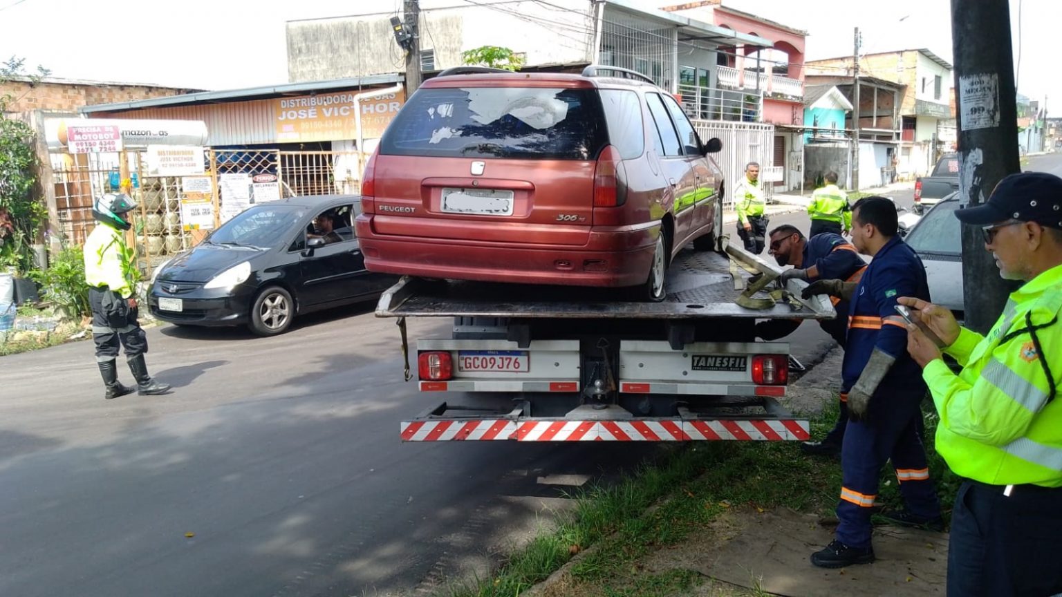 Cerca de 60 veículos são autuados durante fiscalização em Manaus