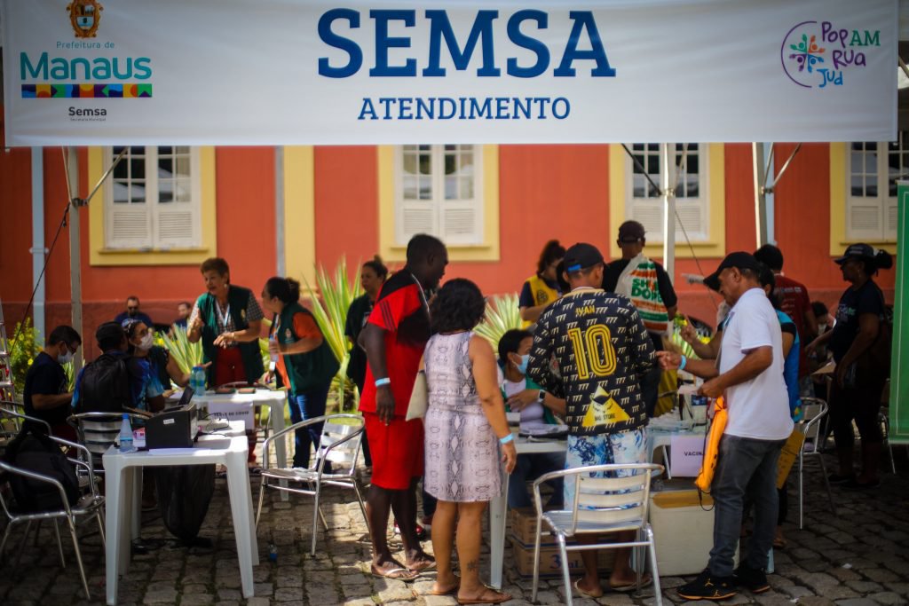 Serviços de saúde são ofertados para moradores de rua em Manaus