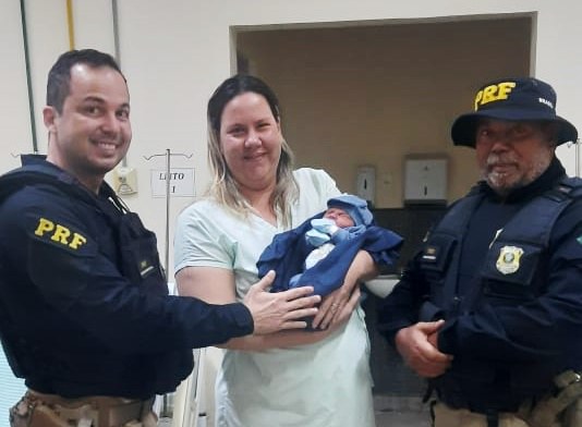 Policiais ajudam mulher durante trabalho de parto