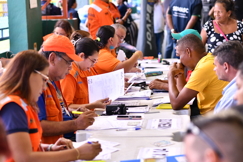 Famílias afetadas pelas chuvas recebem doações em Manaus