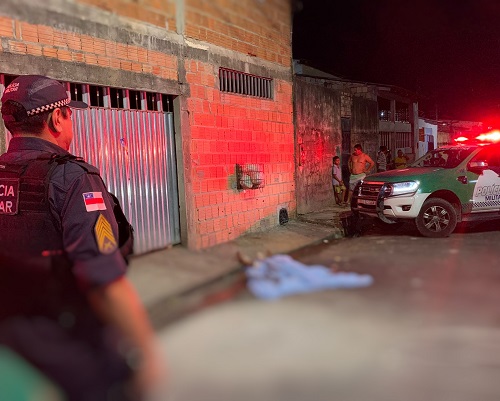 Mulher é cercada por pistoleiros e executada no meio da rua em Manaus