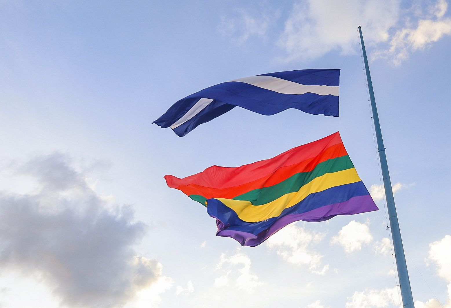 Bois Caprichoso e Garantido hasteiam bandeira LGBTQIAPN + em Parintins