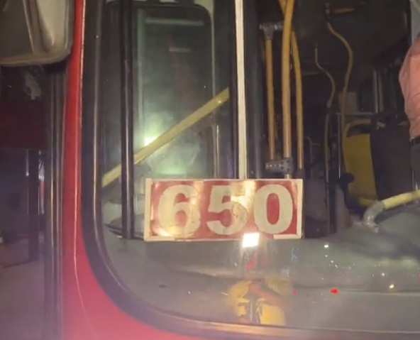 Assaltantes ameaçam atirar na cabeça de passageiros do ônibus 650 em Manaus