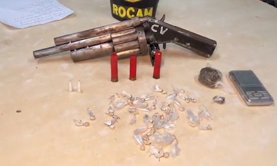 Arma de facção é apreendida após criminosos fugirem da polícia em Manaus