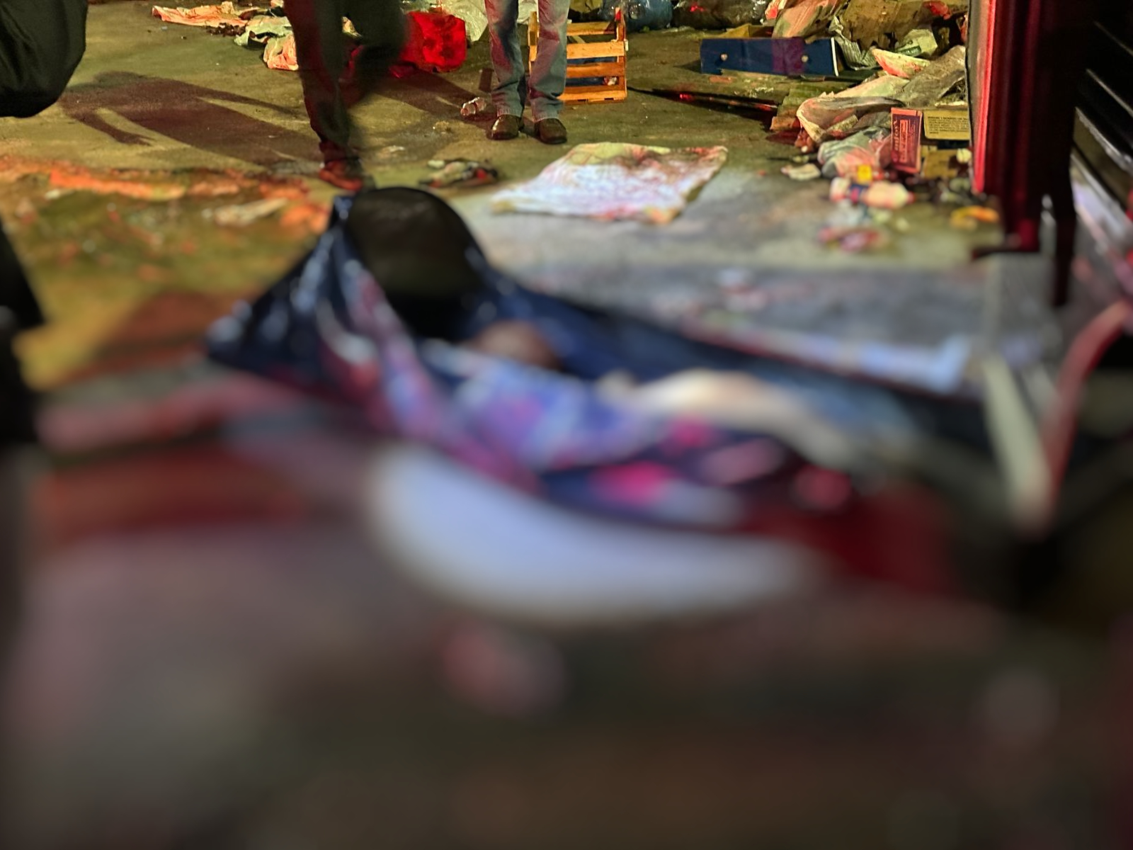 Corpo de jovem esquartejado é encontrado sem vísceras em lixeiras de Manaus