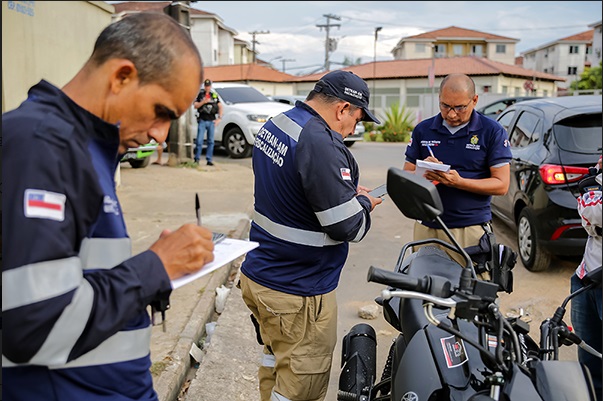 Fiscalização apreende 20 motos e autua veículos adulterados em Manaus