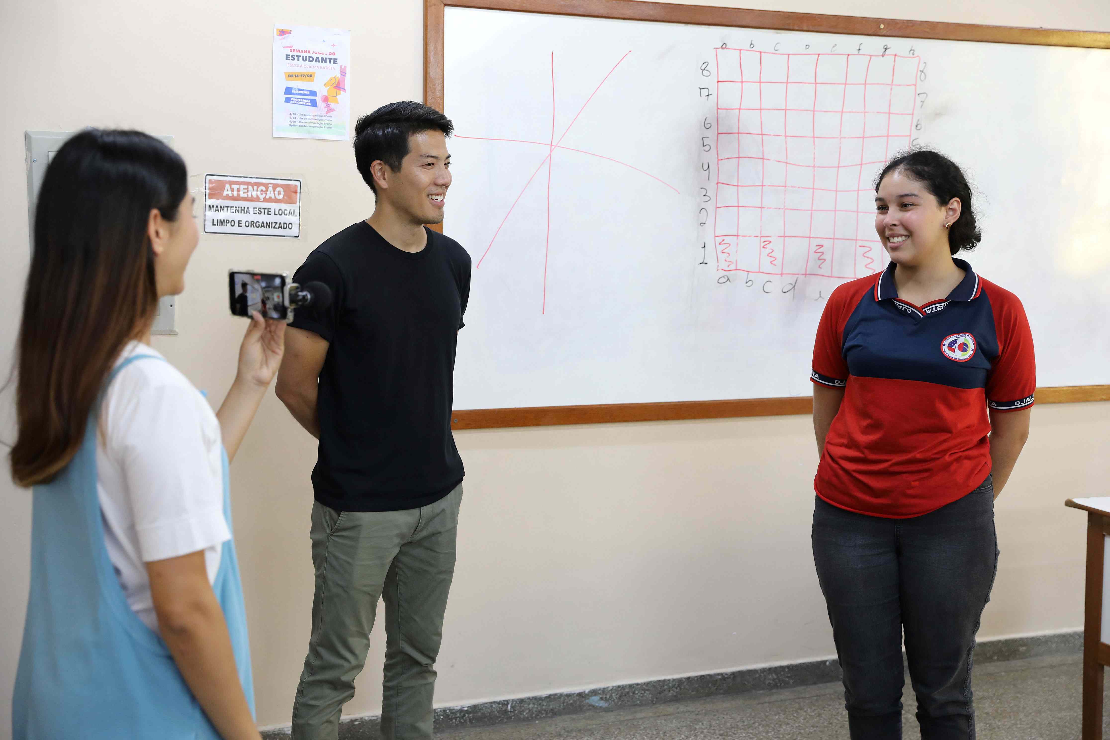 Escola bilíngue recebe visita de digital influencer japonês em Manaus