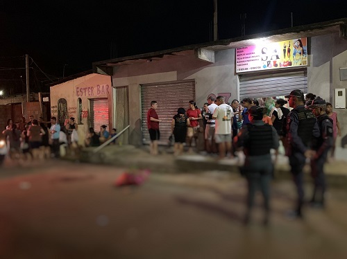 Homem é executado a tiros enquanto conversava com amigo no Parque Riachuelo