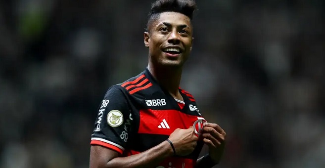 Flamengo goleia Atlético-MG e segue na liderança do Brasileiro