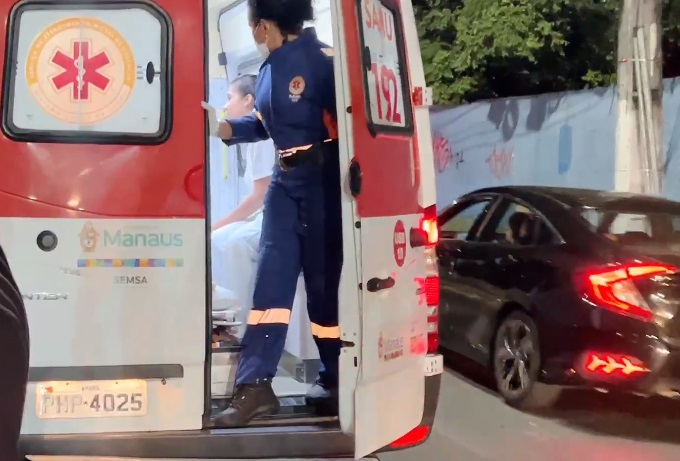 Motorista foge sem prestar socorro após bater em casal em moto no Aleixo