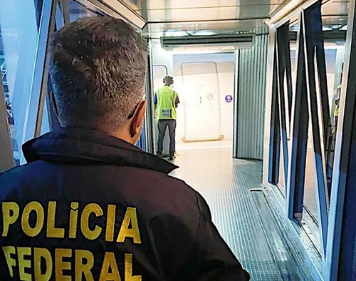 Foragida é presa pela PF ao desembarcar no Aeroporto Eduardo Gomes