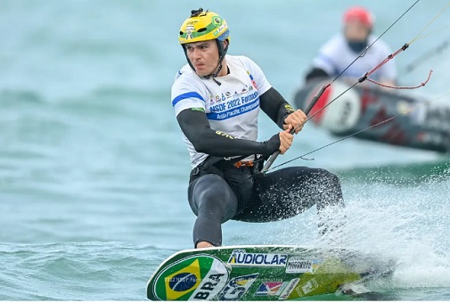 Kitesurfista brasileiro Bruno Lobo fica em 4º lugar após regatas