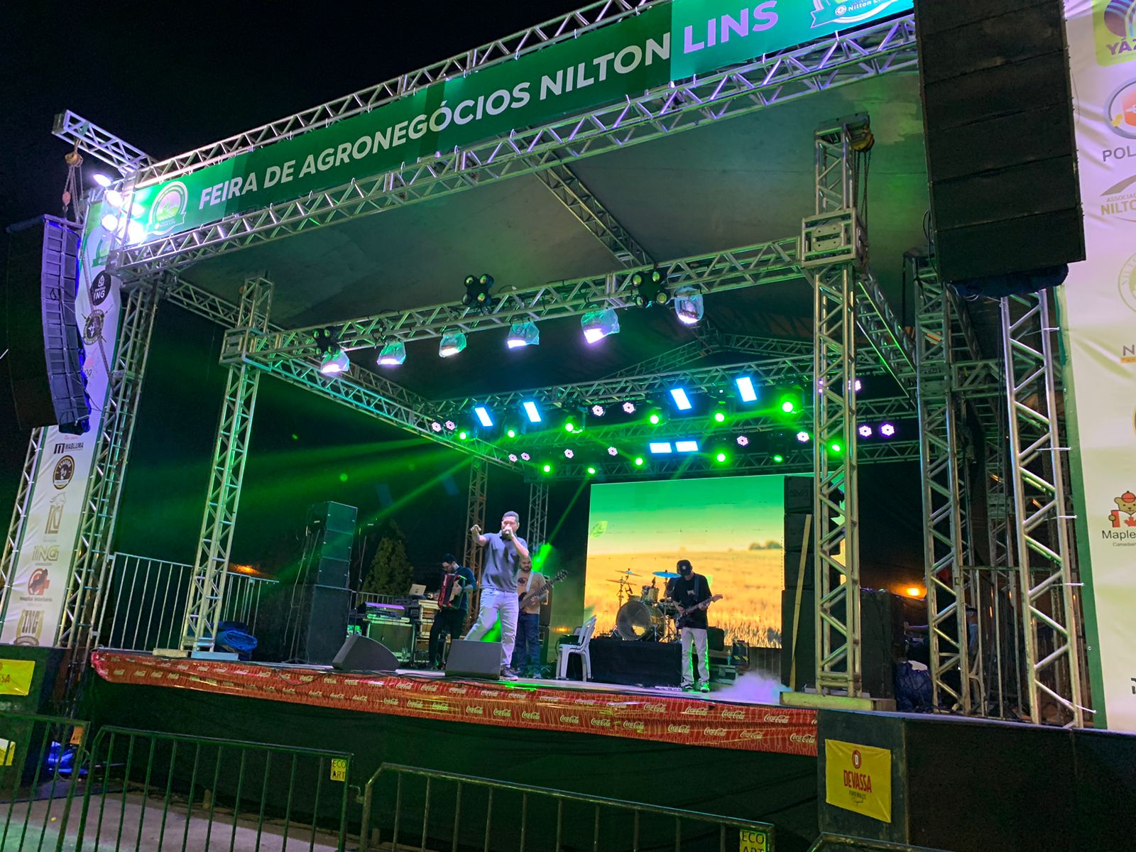 Feira de agronegócios atrai centenas de pessoas na Nilton Lins