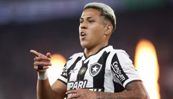 Botafogo volta à liderança após vencer Flamengo de goleada