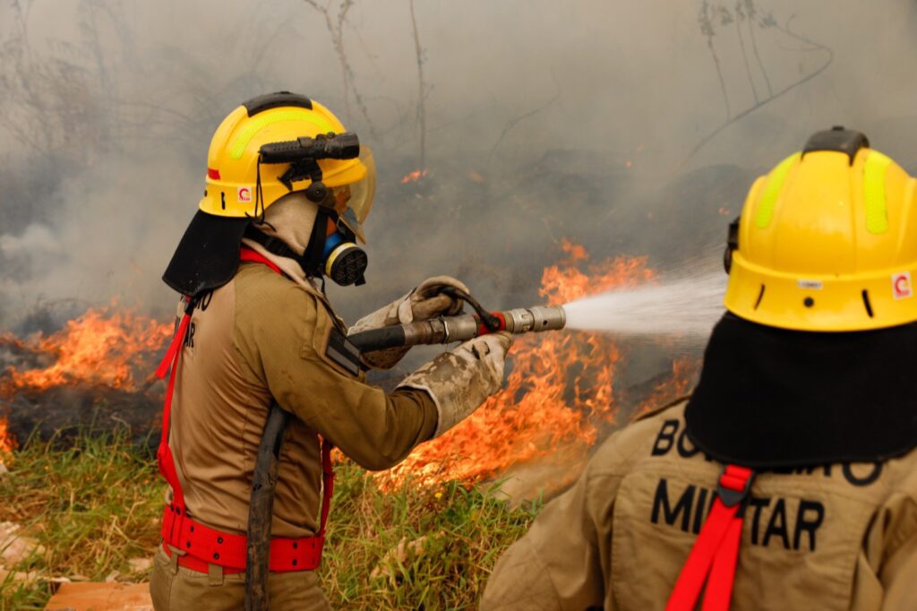 Bombeiros combatem mais de 360 focos de incêndios em Humaitá e Apuí