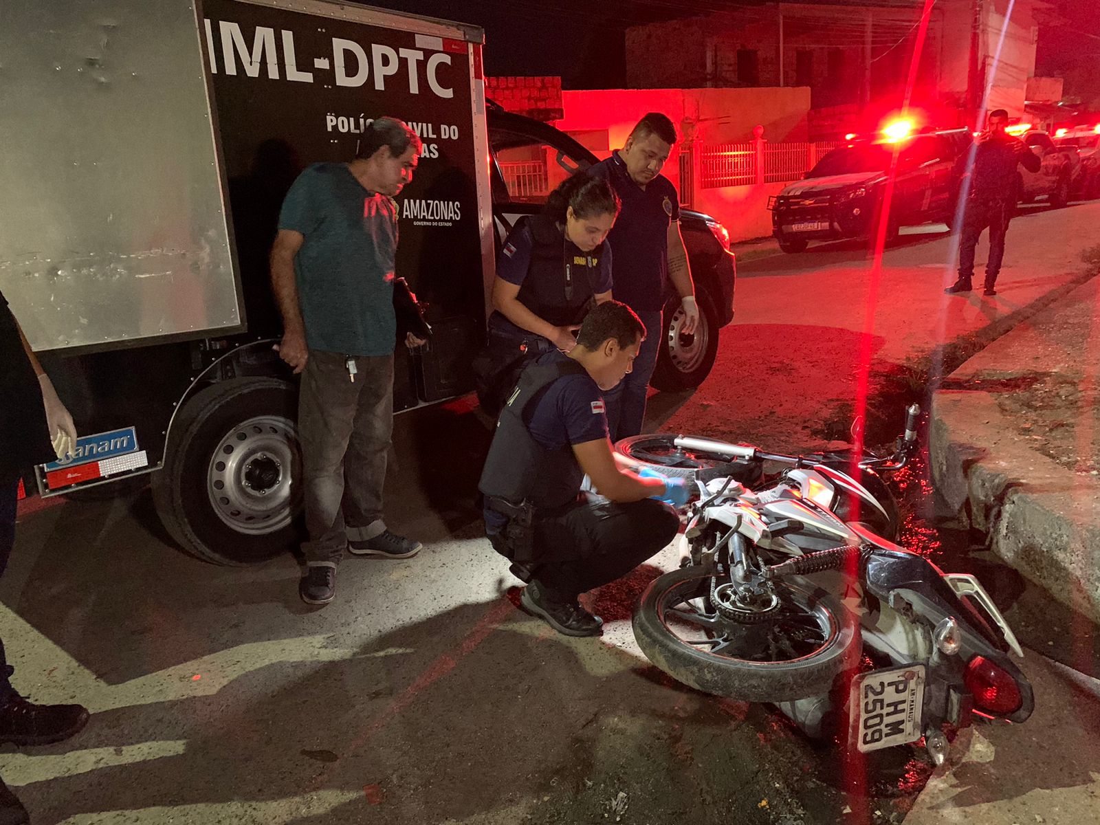 A tiros, primos são derrubados de moto e executados no Jorge Teixeira