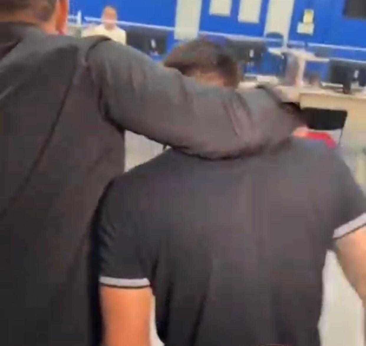 Motoboy se entrega à polícia após linchamento de homem em Manaus