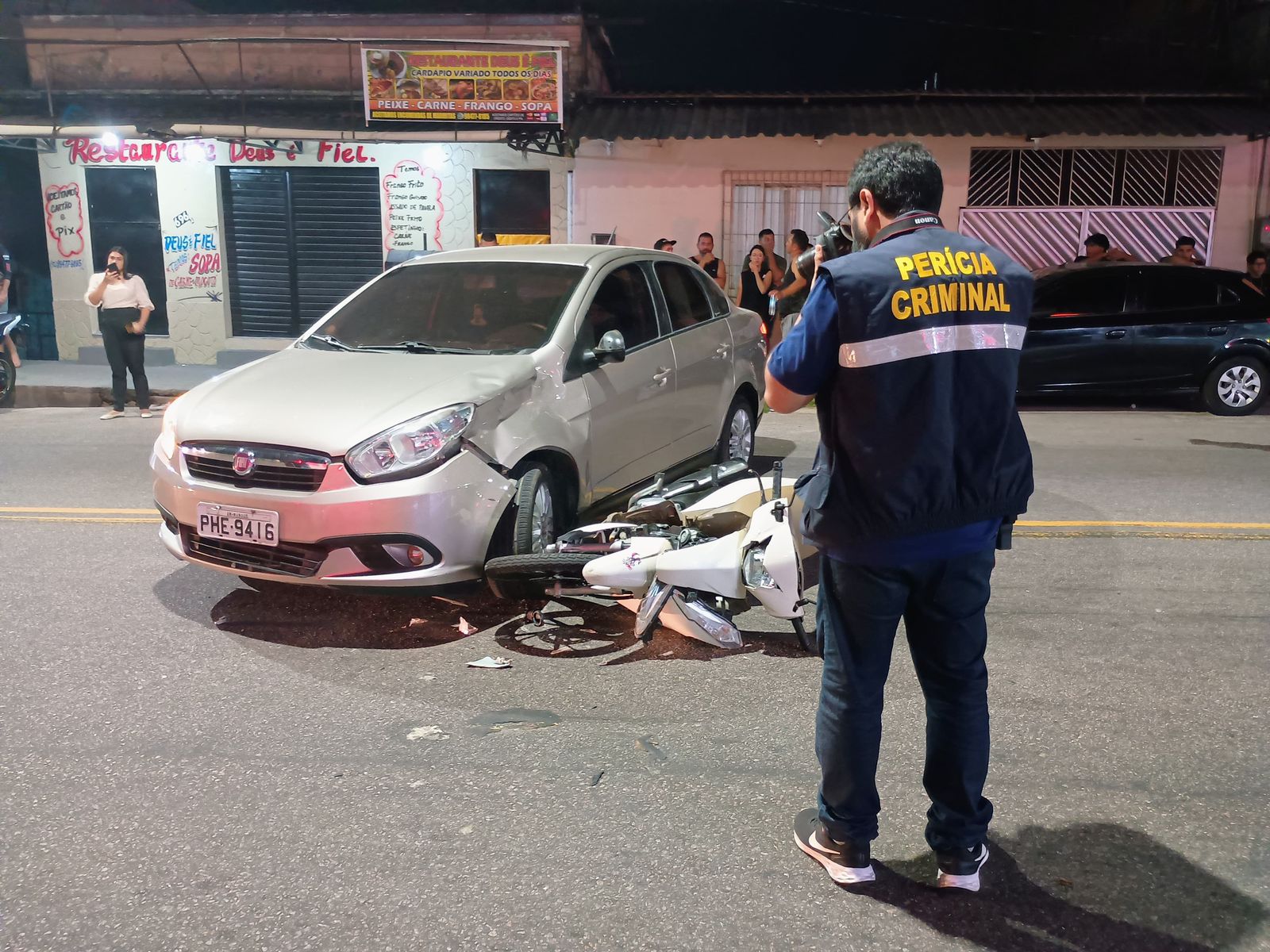 Motociclista empresta moto para passear e é atingida por carro no Educandos