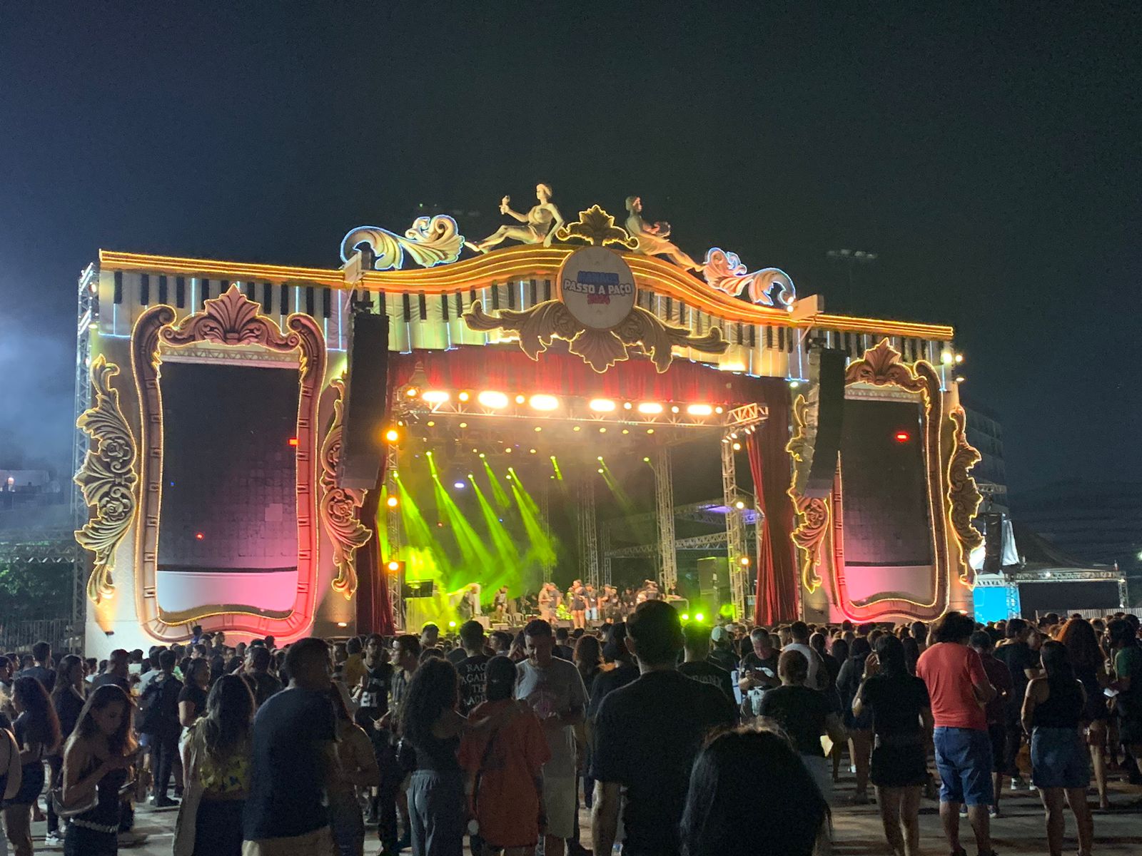 Mais de 180 mil pessoas curtem primeira noite de shows no Passo a Paço 2024