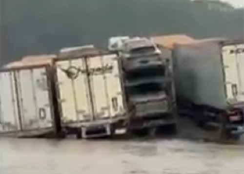 Balsa encalha após bater em pedras no Rio Madeira