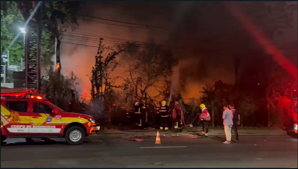 Área de mata pega fogo no Distrito Industrial