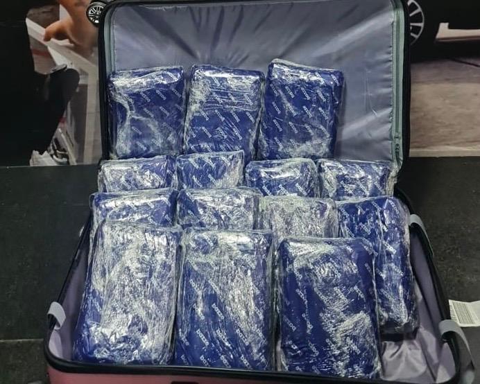 Passageira é presa após embarcar em Manaus com mais de 16 kg de drogas