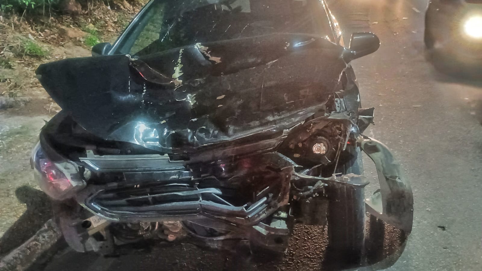 Passageira fica ferida durante grave acidente entre dois carros no Japiim