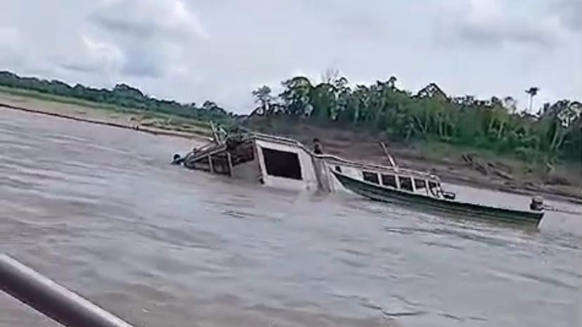 Lancha naufraga no meio do Rio Solimões