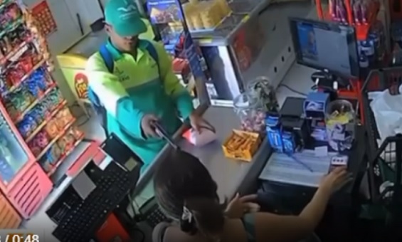Criminoso se veste de gari e assalta padaria em Maceió