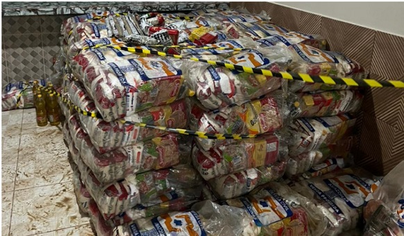 Cestas básicas são apreendidas em galpão em Envira