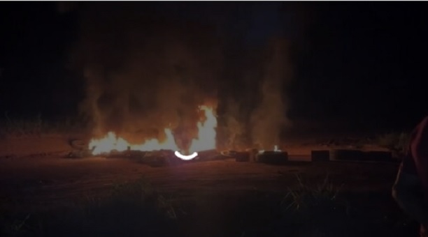 Moradores protestam por falta de energia após queda de 22 postes na BR-319