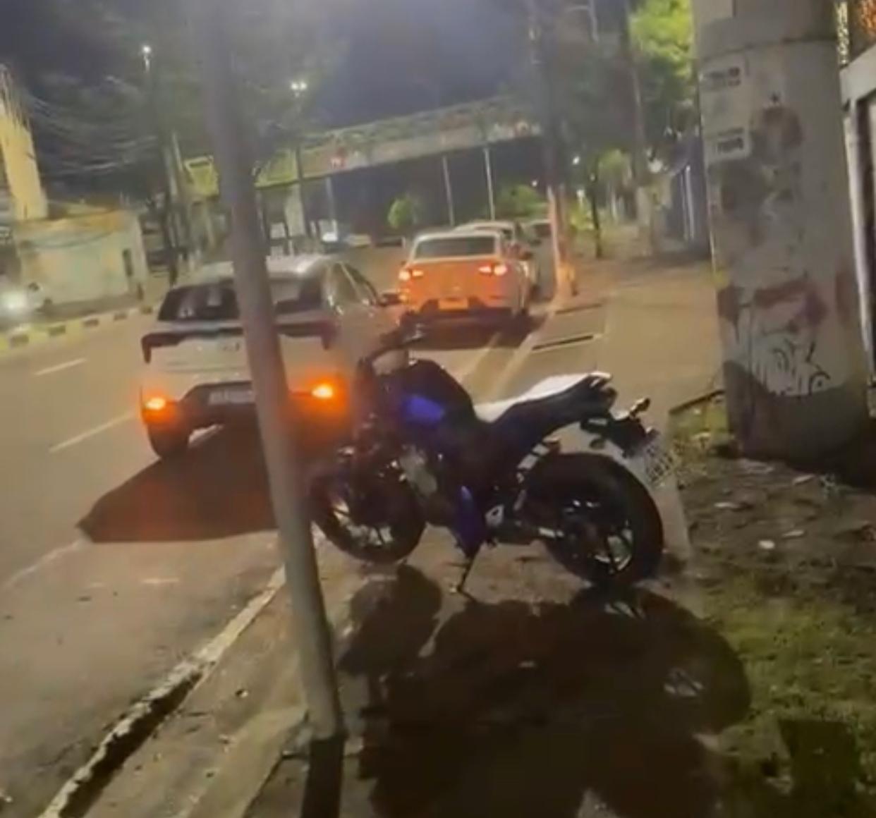 Garupa morre em hospital após moto bater em poste na Avenida Djalma Batista